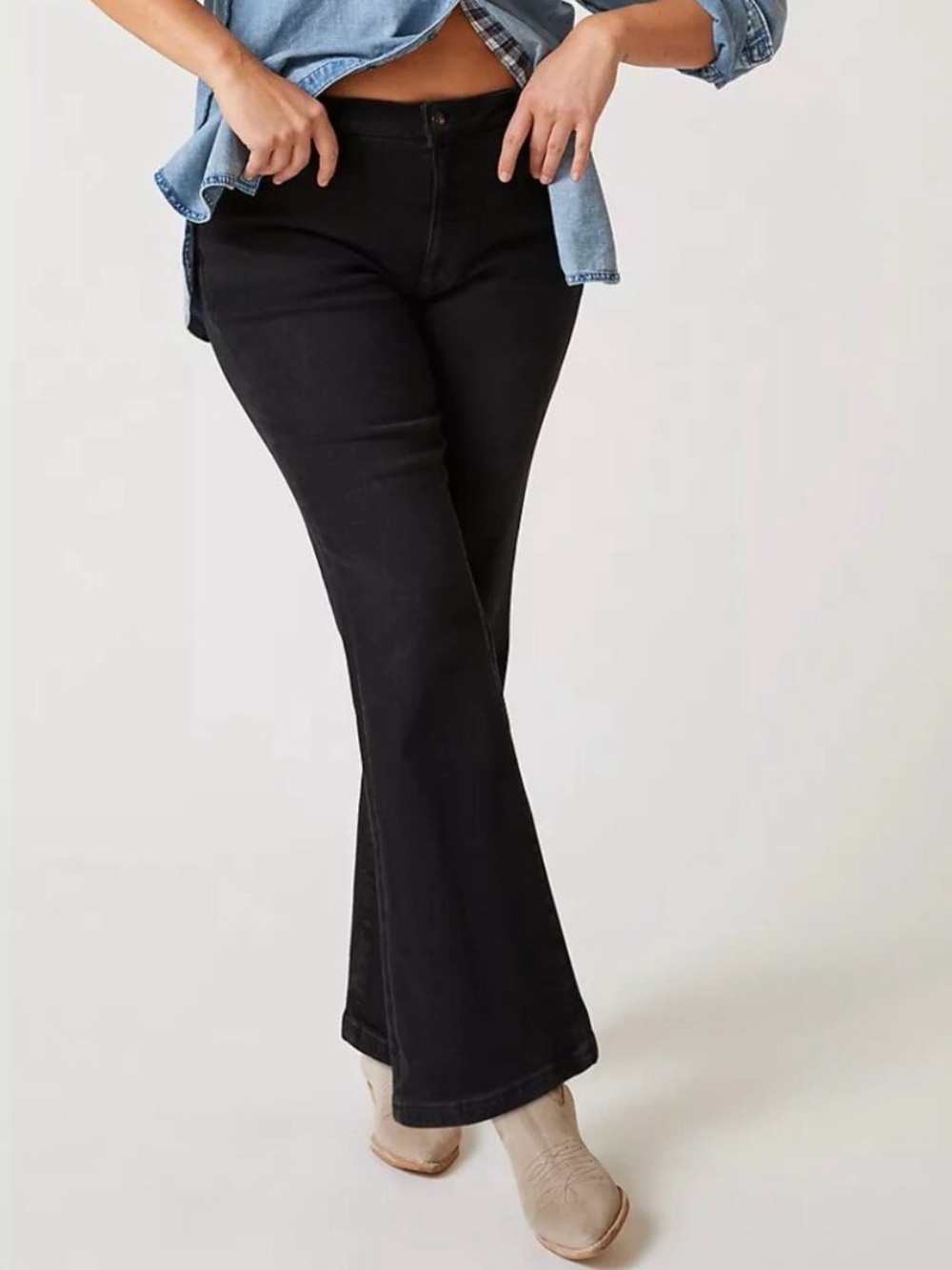 Anthropologie Pilcro Demilune
Bootcut Jeans - Needs minor repair